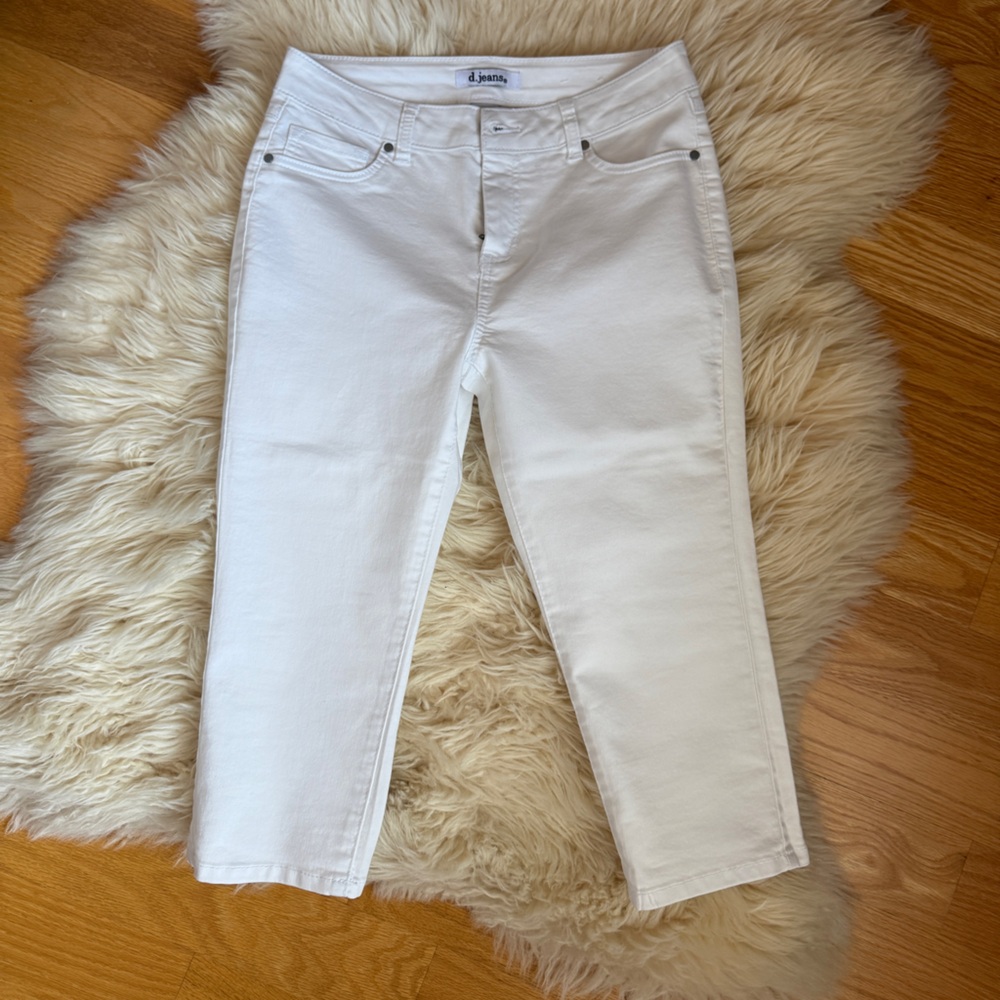 d. jeans Women's Straight Leg White Capri Jeans